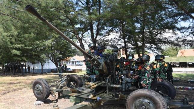 45 Taruna Akademi Angkatan Laut  Tinjau Penembakan Meriam
