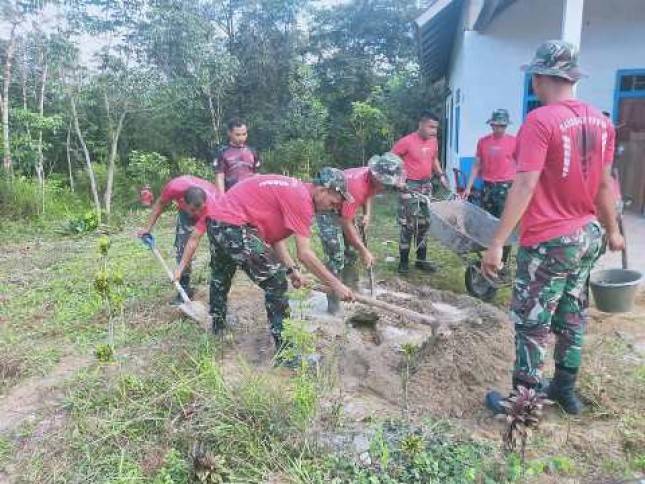 Prajurit Kompi C Yonif 645 GTY Bengkayang Laksanakan Renovasi Rumah Ibadah