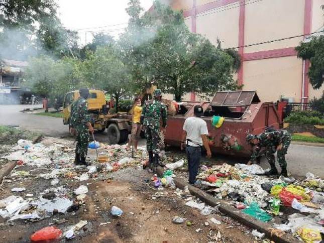 Prajurit Yonif 642 Kapuas Terlibat Kegiatan Sosial Bersama Masyarakat Sanggau