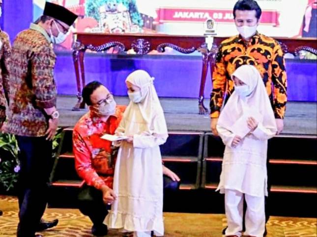 Serahkan Bantuan, Gubernur Anies Jongkok Didepan Bocah! Warganet Puji Habis-habisan: Luar Biasa, Ciri Seorang Negarawan... 