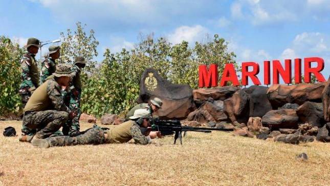Prajurit  Intai Amfibi Korps Marinir dan Marinir USA Berlatih Menembak Sniper