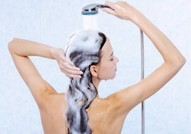 Tetap Terawat, Begini Rutinitas Keramas untuk Rambut Keriting yang Benar
