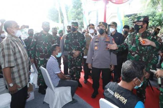 Panglima TNI Marsekal TNI Hadi Tjahjanto Tinjau Serbuan Vaksinasi di Lamongan Jatim