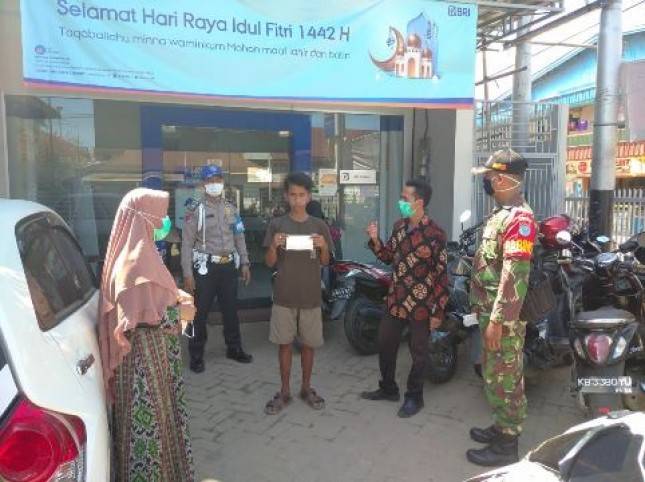 Babinsa Bhabinkamtibmas Selakau Sambas dan Puskesmas Terapkan Protokol Kesehatan