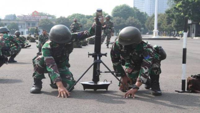  Prajurit Batalyon Infanteri 6 Marinir Latihan Tembak Mortir 60