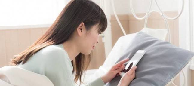 Main Smartphone Bisa Sebabkan Jerawat dan Keriput 