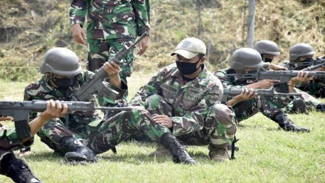 Prajurit Petarung  Gurita Cakti Yonif 5 Marinir Latihan Menembak