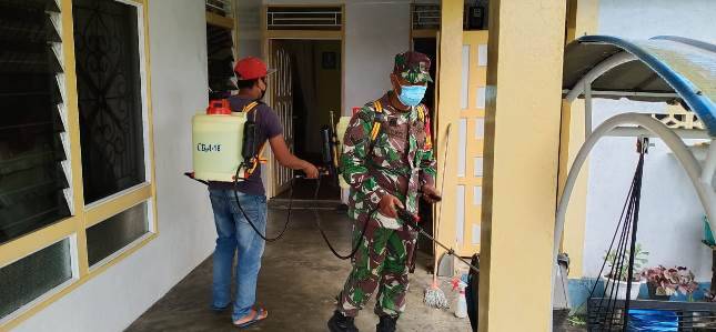Prajurit TNI-Polri Sambas Kalbar Bersama Semprotkan Disinfektan