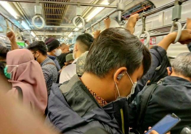 Dapat Laporan Penumpang Kereta Berdesakkan, Menhub Minta PT KAI Lakukan Tes Acak di Stasiun KRL