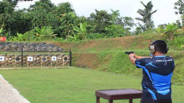 Perwira Resimen Artileri 3 Marinir Sorong Latihan Menembak Pistol