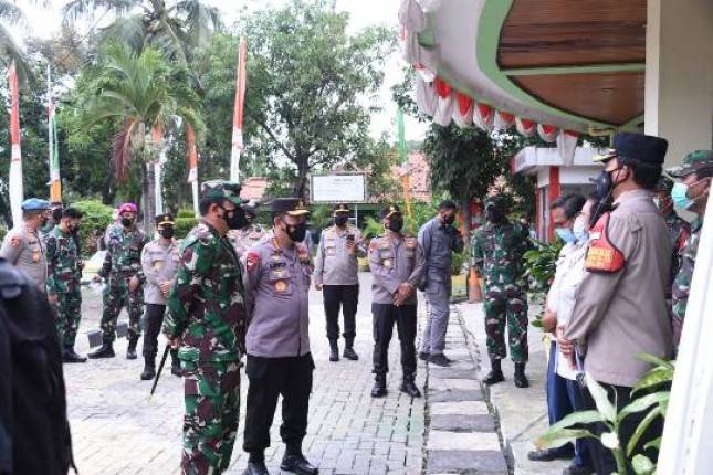 Panglima TNI Marsekal Hadi dan Kapolri Tinjau PPKM Skala Mikro di Marunda dan Kapuk Muara Jakarta