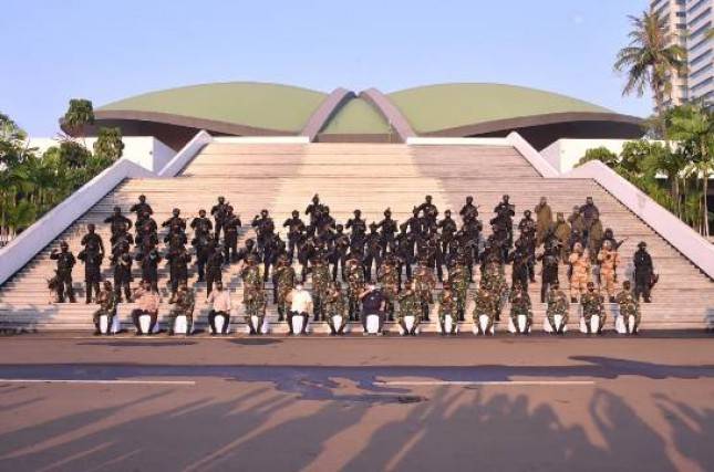 Irjen TNI Letjen BambangTinjau Latihan Prajurit Satgultor TNI di Gedung DPR MPR RI