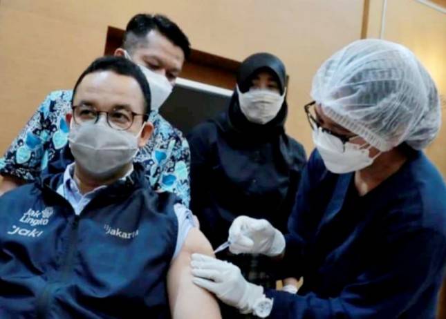 Divaksin Pakai AstraZeneca, Anies: Ini Ikhtiar Kita Menjaga Diri dan Keluarga, Netizen: Alhamdulillah Pak...