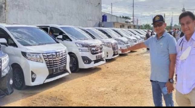 Dahsyat! Ratusan Mobil Mewah Ramaikan Munas Kadin di Kendari