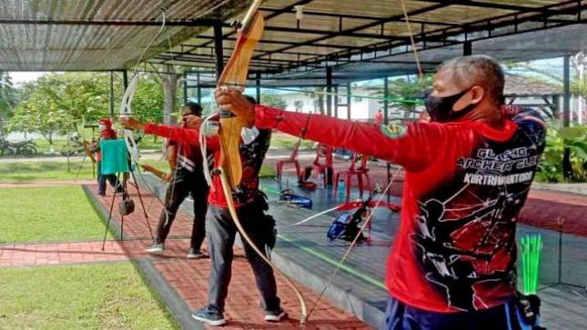  Prajurit Yonif 1 Marinir Laksanakan Latihan Panahan