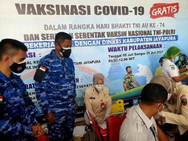 Lanud Silas Papare Laksanakan Serbuan Vaksinasi di Bandara Sentani Jayapura