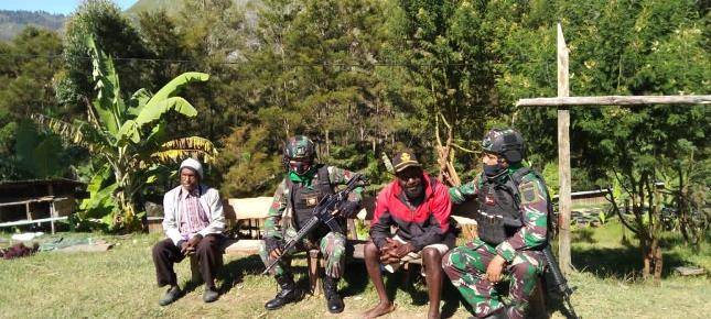 Prajurit TNI Satgas Pamrahwan Yonif  RK 751 VJS dan Rakyat Perkokoh Kemanunggulangan