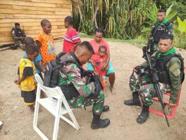 Anak-Anak Papua Sebagai Generasi Muda Penerus Bangsa Mendapat Perhatian Khusus Prajurit TNI