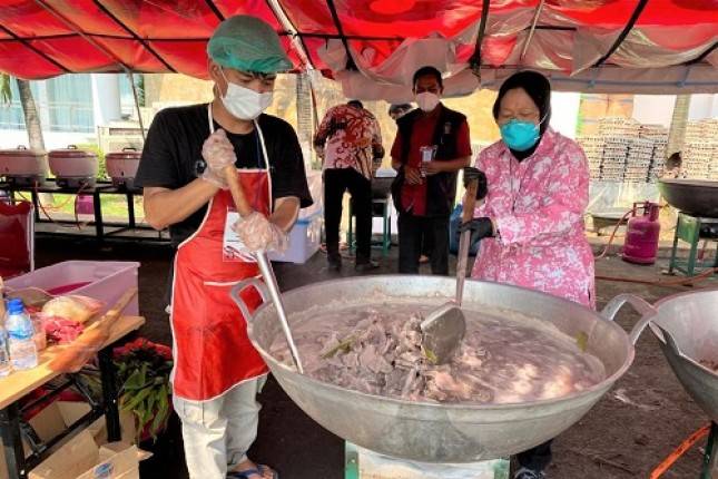 Potret Kesibukan Mensos Sosial Tri Rismaharini di Balik Dapur Umum