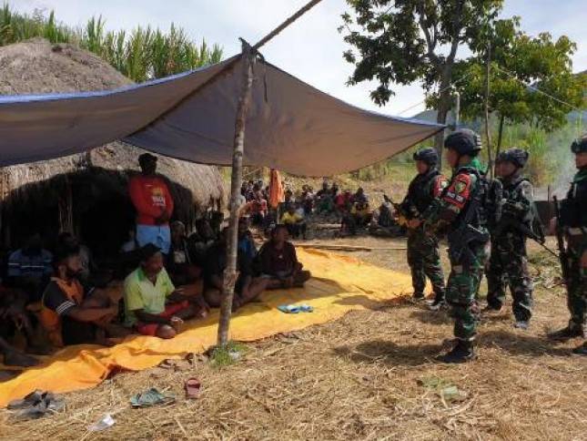 Prajurit Satgas Pamrahwan Yonif RK 751/VJS Hadiri Acara Tradisi Bakar Batu 