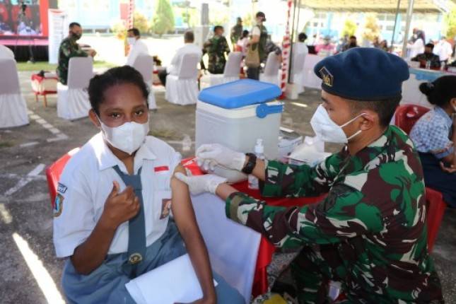 Lanud Silas Papare Turunkan Tenaga Medis Dalam Vaksinasi Massal Untuk Pelajar Disaksikan Presiden Jokowi Secara Virtual