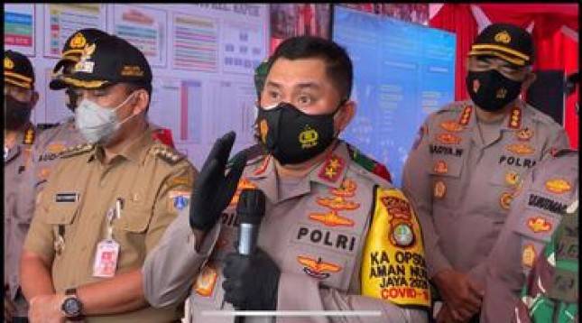 Restoran Padang Ini pun Ikut Bahagia, Kapolda Metro Jaya Bagikan 10 Ribu Paket Rendang untuk Warga dan Pasien Isoman