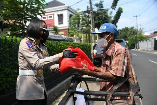 Bahagianya Buruh Cuci dan Pemulung Ini Ketika dapat Paket Beras dari Korlantas Polri! Terima Kasih Ibu-ibu Polwan
