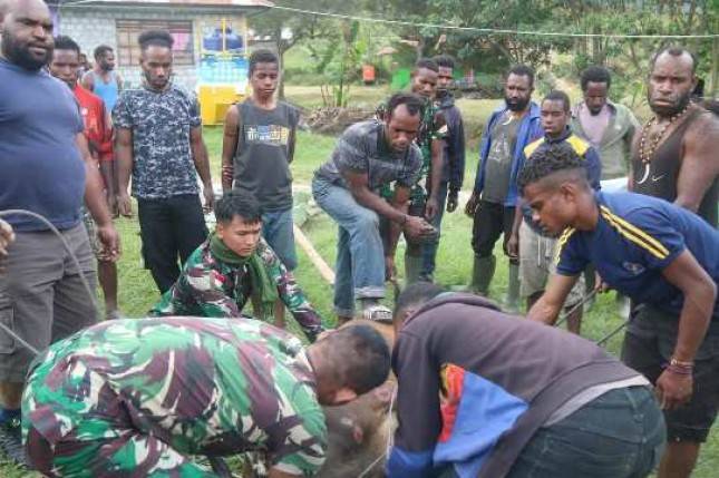 Dalam Cuaca Dingin, Satgas Yonif RK 751/VJS Rayakan Idul Adha 1442 H di Pegunungan Tengah Papua