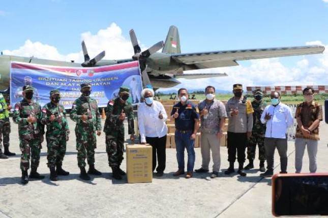Panglima TNI Marsekal Hadi Tjahjanto Beri Bantuan Tabung Oksigen dan Alkes ke Masyarakat Papua
