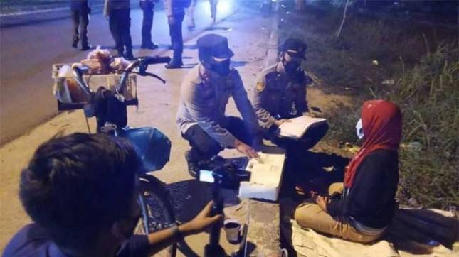 Kapolda Riau Terenyuh Lihat Wanita Pedagang Buah Mengaji di Pinggir Jalan saat Tengah Malam