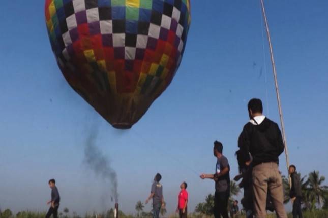 Viral Video Jatuhnya Balon Udara di Magetan, AirNav Himbau Masyarakat Hentikan Penerbangan Balon Liar