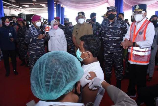 Korps Marinir Laksanakan Serbuan Vaksinasi di Pesisir Banten