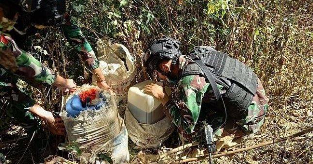 Satgas Pamtas RI-RDTL Sektor Barat Yonarmed 6 Kostrad Gagalkan Penyelundupan 120 Liter BBM