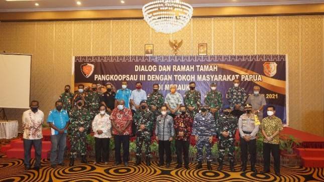 Kasrem 174 ATW  dan Pangkoopsau III Tingkatkan Kebersamaan dengan Masyarakat Papua
