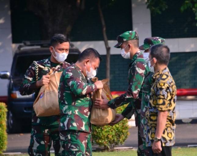 Pangkostrad Letjen TNI Dudung Abdurachman Bagikan Sembako kepada Prajurit dan PNS Makostrad 