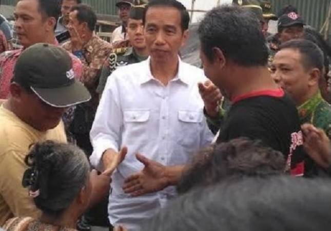 Presiden Jokowi Kembali Bagikan Paket Lebaran di Solo