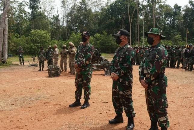Pangkostrad Mayjen Dudung Dampingi Kasad Jendral Andika Tinjau Demonstrasi Meriam M119A2 105 MM Howitzer Milik US ARMY