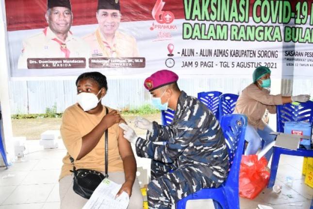 Prajurit Pasmar 3 Laksanakan Serbuan Vaksinasi kepada Masyarakat Sorong