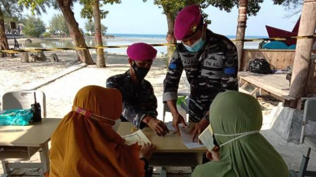 Prajurit Marinir Laksanakan Serbuan Vaksinasi ke Masyarakat Pulau Tidung