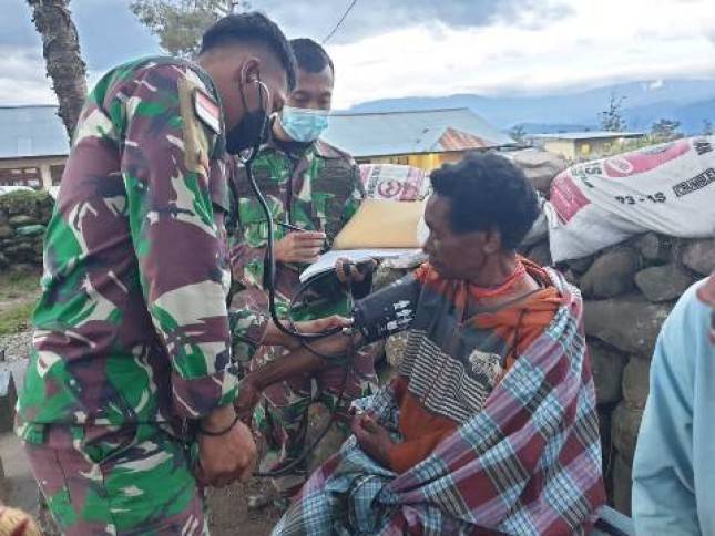 Satgas TNI Pamrahwan Yonif RK 751 Tingkatkan Kesehatan Masyarakat Pegunungan Tengah Papua