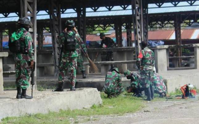  Satgas TNI Pamrahwan Yonif RK 751 Papua  Bersama Anggota Koramil Laksanakan Karya Bhakti Jelang Hari Kemerdekaan RI