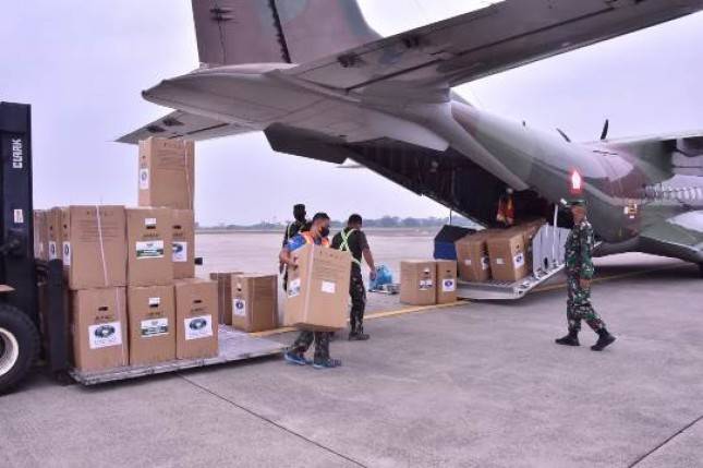 TNI AU Kerahkan CN 295 untuk Kirim Bantuan Kemanusiaan ke Sumatera