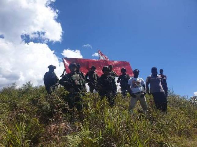 TNI-Polri dan Masyarakat Napak Tilas di Puncak Tertinggi Distrik Kanggime
