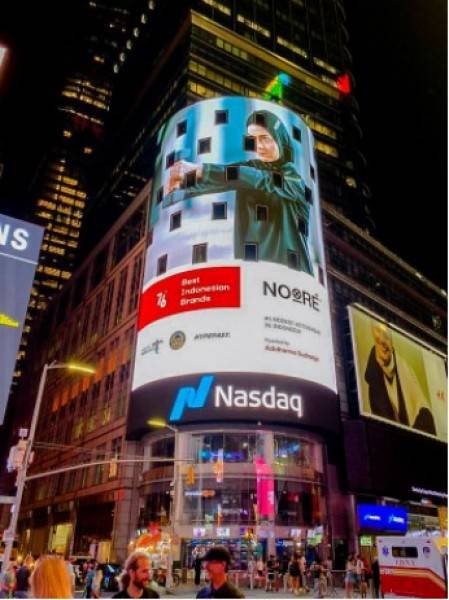 Keren! 16 Brand Fesyen Indonesia Terpampang di Videotron Times Square, New York