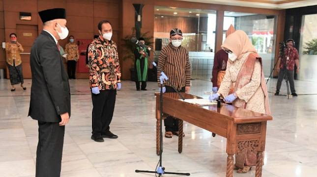 MenkopUKM Lantik Siti Azizah Sebagai Deputi Kewirausahaan
