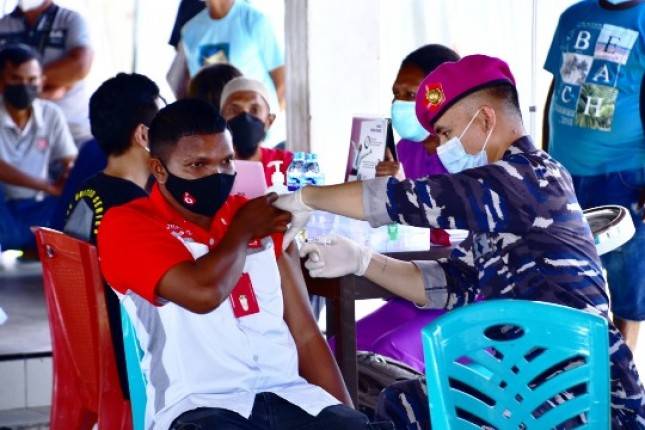 Prajurit Korps Marinir Laksanakan Serbuan Vaksinasi kepada Masyarakat Sorong