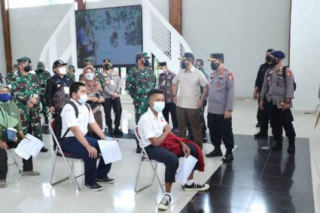Panglima TNI Marsekal Hadi Tjahjanto Anjurkan  Masyarakat Terkonfirmasi Positif Covid-19 Agar Melaksanakan Isoter