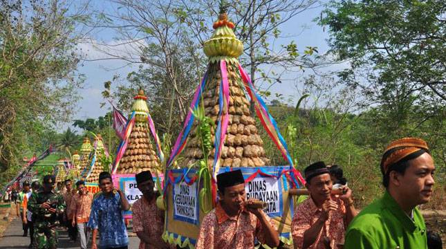 Warga Gorontalo Ramaikan Festival Ketupat Danau Perintis 2017 