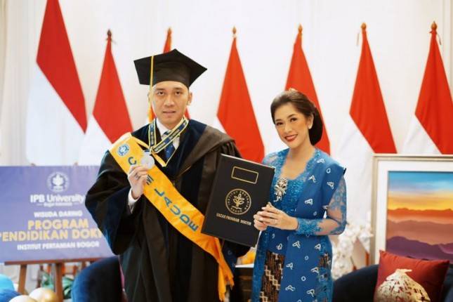 Disertasinya Dinilai Sempurna, Ibas Raih Doktor Cumlaude dengan IPK 4.0, Ibas Diwisuda