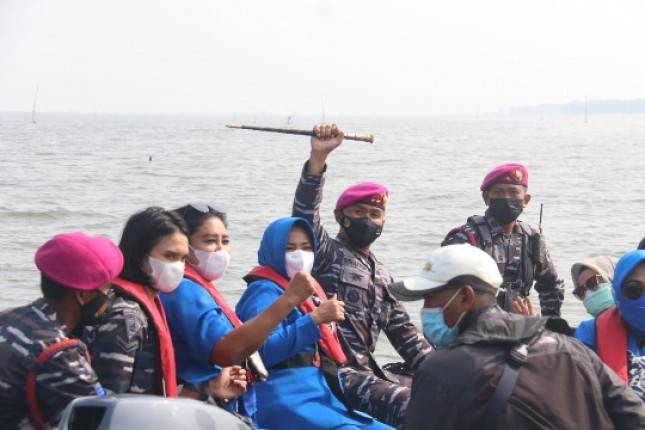 Dankormar Mayjen (Mar) Suhartono Laksanakan Serbuan Vaksinasi di Muara Gembong Bekasi